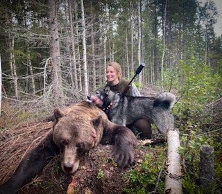 HØY PULS: En jaktopplevelse som krevde sin kvinne. Med ro og mental styrke gikk Mari seirende ut av bjørnemøtet. Foto: Privat mari viken med hund og felt bjørn