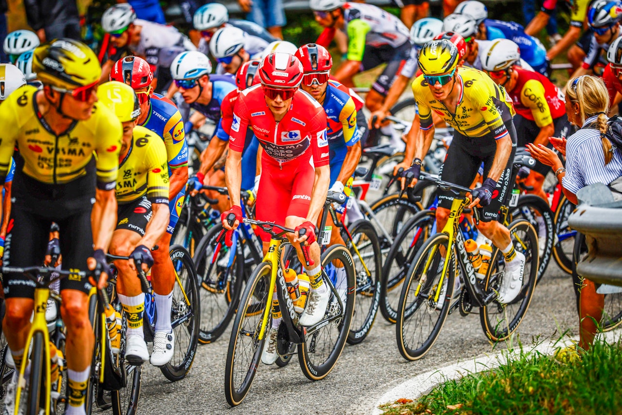 STORFAVORITT: Jonas Vingegaard har allerede tatt den røde ledertrøyen etter et par etapper. Foto: Cor Vos STORFAVORITT: Jonas Vingegaard har allerede tatt den røde ledertrøyen etter et par etapper. Foto: Cor Vos