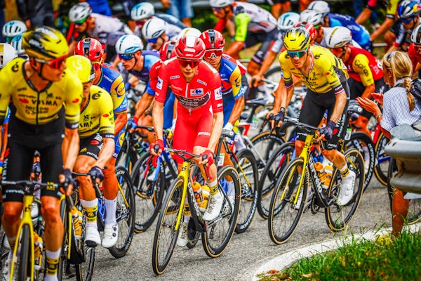 STORFAVORITT: Jonas Vingegaard har allerede tatt den røde ledertrøyen etter et par etapper. Foto: Cor Vos STORFAVORITT: Jonas Vingegaard har allerede tatt den røde ledertrøyen etter et par etapper. Foto: Cor Vos