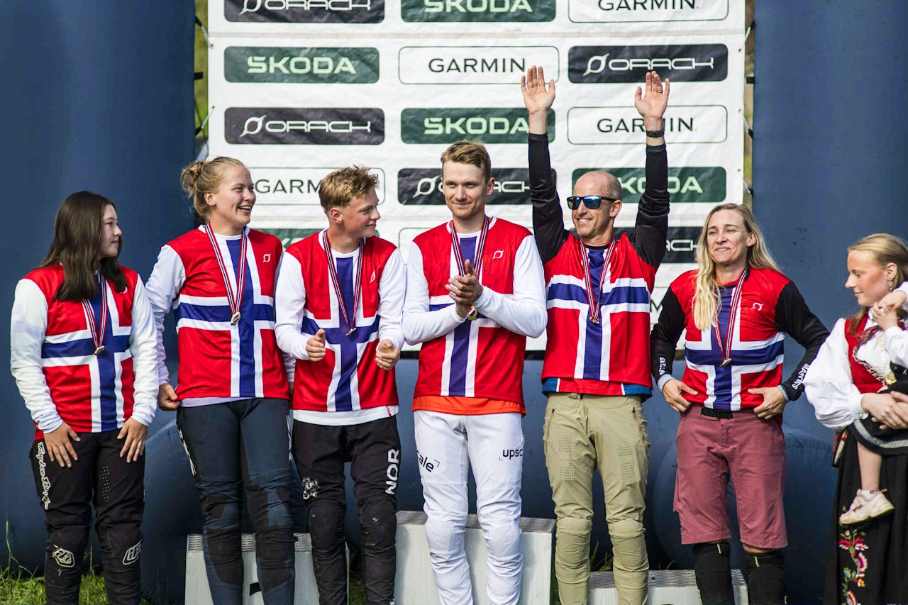 GULLVINNERNE: Hamish Ryan strekker henda i været på podiet sammen med de andre norgesmesterne i Drammen. Foto: Eirik Folkedal GULLVINNERNE: Hamish Ryan strekker henda i været på podiet sammen med de andre norgesmesterne i Drammen. Foto: Eirik Folkedal