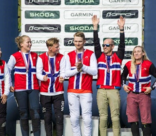 GULLVINNERNE: Hamish Ryan strekker henda i været på podiet sammen med de andre norgesmesterne i Drammen. Foto: Eirik Folkedal GULLVINNERNE: Hamish Ryan strekker henda i været på podiet sammen med de andre norgesmesterne i Drammen. Foto: Eirik Folkedal