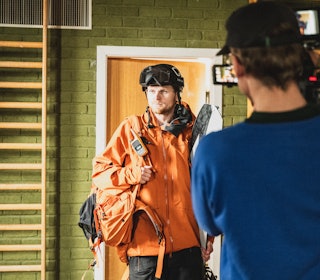 ALTER EGO: I Caught The Bug spiller han en versjon av seg selv – i et terapirom inspirert av AA-møter. Foto: Simon Sjøkvist ALTER EGO: I Caught The Bug spiller han en versjon av seg selv – i et terapirom inspirert av AA-møter. Foto: Simon Sjøkvist