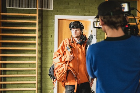 ALTER EGO: I Caught The Bug spiller han en versjon av seg selv – i et terapirom inspirert av AA-møter. Foto: Simon Sjøkvist ALTER EGO: I Caught The Bug spiller han en versjon av seg selv – i et terapirom inspirert av AA-møter. Foto: Simon Sjøkvist