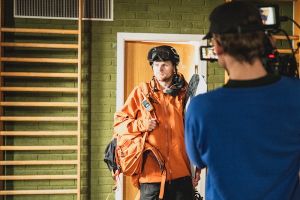 ALTER EGO: I Caught The Bug spiller han en versjon av seg selv – i et terapirom inspirert av AA-møter. Foto: Simon Sjøkvist ALTER EGO: I Caught The Bug spiller han en versjon av seg selv – i et terapirom inspirert av AA-møter. Foto: Simon Sjøkvist