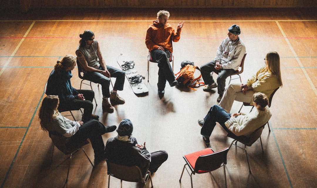 HEI, JEG HETER EMIL: «I Caught The Bug» spiller Emil Leenderts en versjon av seg selv – i et terapirom inspirert av AA-møter. Foto: Simon Sjøkvist HEI, JEG HETER EMIL: «I Caught The Bug» spiller Emil Leenderts en versjon av seg selv – i et terapirom inspirert av AA-møter. Foto: Simon Sjøkvist