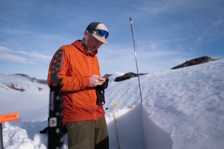 VIKTIG JOBB: Leif Øyvind Solemsli er en av mange skredobservatører som får betalt for å varsle skredfare i Norge. Burde politikerne åpne pengesekken mer slik at enda flere kan gjøre som Leif Øyvind? Foto: Sigurd Ekeli Grimsb mann som graver i snøen