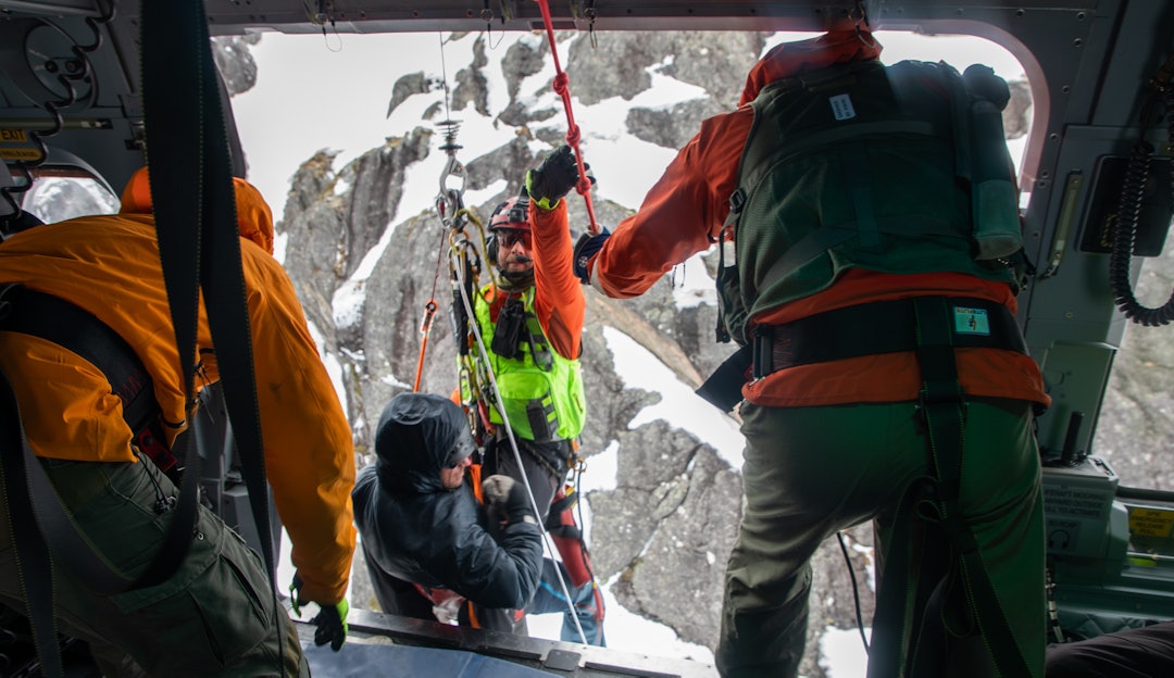 FORTSATT GRATIS? Ikke alle partiene er like klokkeklare på at redningsaksjoner i norske fjell skal være gratis for den som blir reddet. Arkivfoto: Tore Meirik redning i helikopter