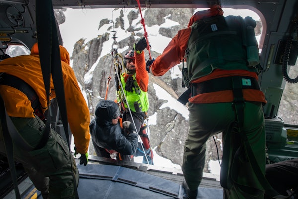 FORTSATT GRATIS? Ikke alle partiene er like klokkeklare på at redningsaksjoner i norske fjell skal være gratis for den som blir reddet. Arkivfoto: Tore Meirik redning i helikopter