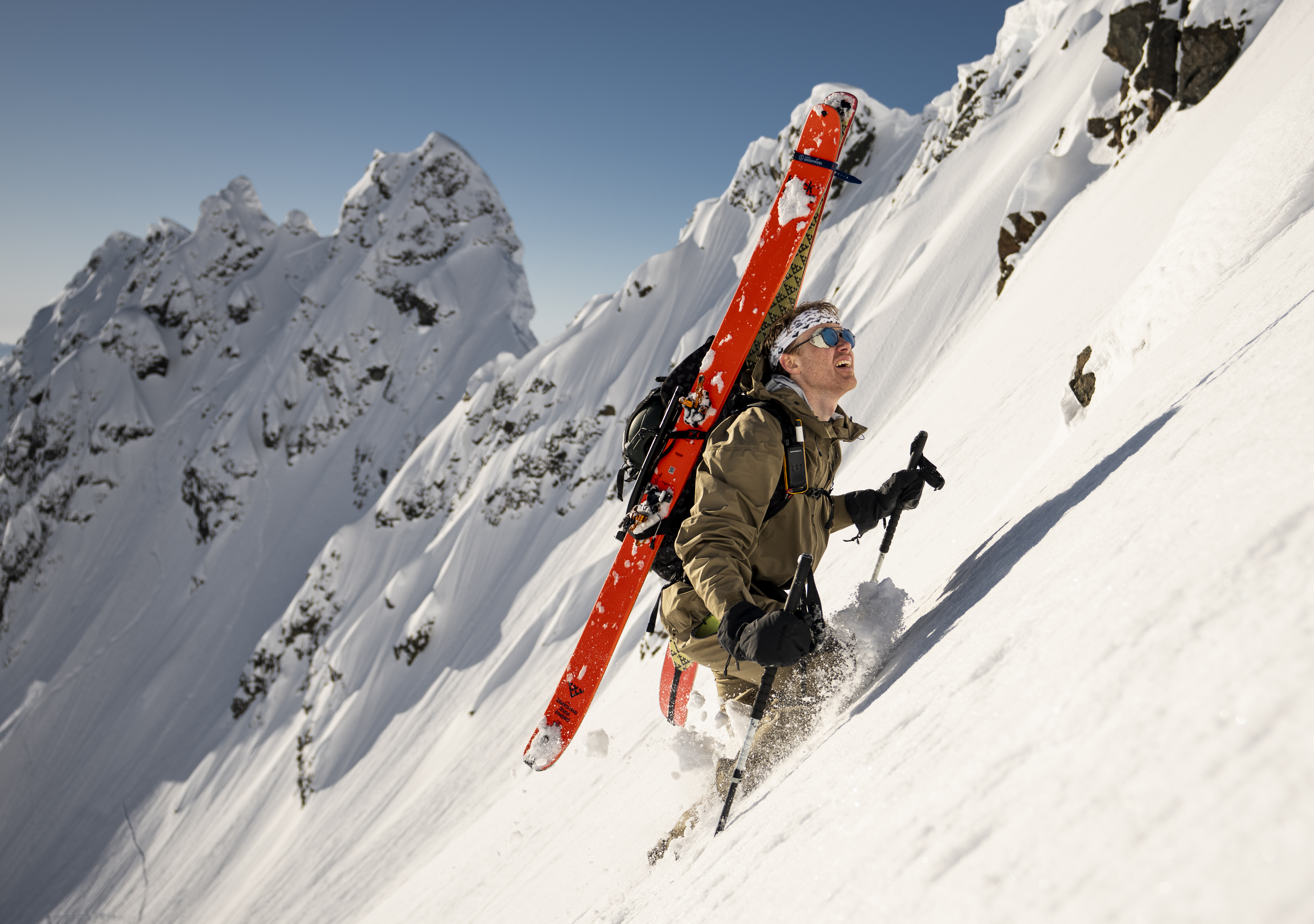 Niko på vei opp for et bonuslap. Urdkjerringa, eller The Pinnacle of Skiing, i bakgrunnen. Foto: Martin Andersen