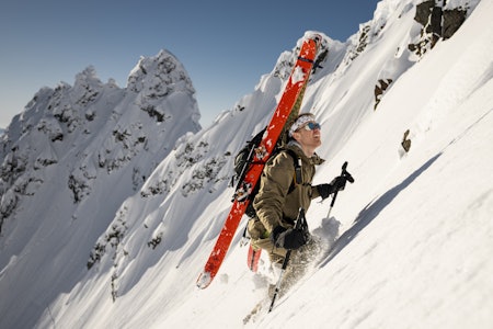 Niko på vei opp for et bonuslap. Urdkjerringa, eller The Pinnacle of Skiing, i bakgrunnen. Foto: Martin Andersen Niko på vei opp for et bonuslap. Urdkjerringa, eller The Pinnacle of Skiing, i bakgrunnen. Foto: Martin Andersen