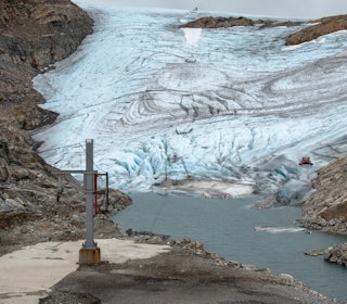 MÅTTE GI ETTER: Flere master på Folgefonna har falt ned. Foto: Sindre Helgheim/Hordaland Folkeblad skiheis kollapset på folgefonna