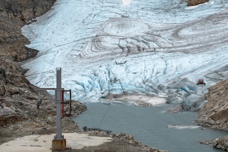MÅTTE GI ETTER: Flere master på Folgefonna har falt ned. Foto: Sindre Helgheim/Hordaland Folkeblad skiheis kollapset på folgefonna