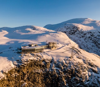 OMSTRIDT: Det bygges stadig nye gondolbaner i norske fjell - sjelden uten sterke fronter for og mot. De politiske partiene er delt i synet på hvem som skal bestemme - staten eller lokalpolitikerne. Dette er fra Loen. Foto: Marius Beck Dahle Bilde av toppstasjonen på Loen Skylift