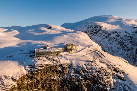 OMSTRIDT: Det bygges stadig nye gondolbaner i norske fjell - sjelden uten sterke fronter for og mot. De politiske partiene er delt i synet på hvem som skal bestemme - staten eller lokalpolitikerne. Dette er fra Loen. Foto: Marius Beck Dahle Bilde av toppstasjonen på Loen Skylift