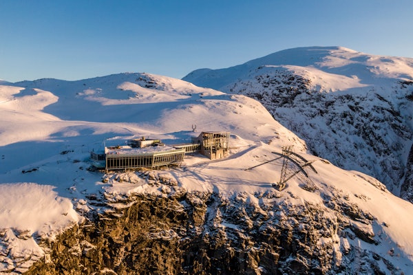 OMSTRIDT: Det bygges stadig nye gondolbaner i norske fjell - sjelden uten sterke fronter for og mot. De politiske partiene er delt i synet på hvem som skal bestemme - staten eller lokalpolitikerne. Dette er fra Loen. Foto: Marius Beck Dahle Bilde av toppstasjonen på Loen Skylift