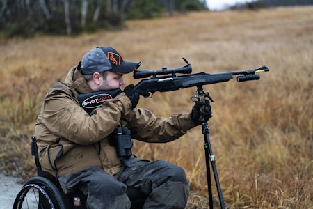 LIDENSKAPELIG JEGER: Steffen Johansen på post under elgjakta i hjembygda Røyrvik. Foto: Christer Rognerud LIDENSKAPELIG JEGER: Steffen Johansen på post under elgjakta i hjembygda Røyrvik.