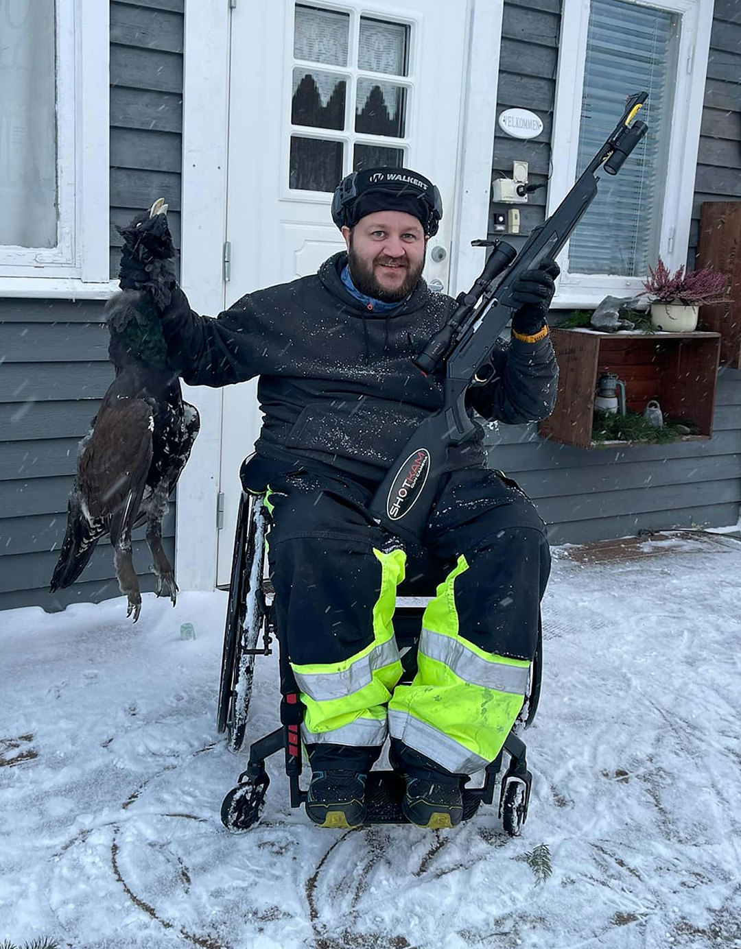 TIURFALL: Noen dager etter at jeg var med Steffen på elgjakt, felte han sin aller første tiur. Jubelen runget gjennom fjelldalen i Røyrvik da tiuren klappet sammen. TIURFALL: Noen dager etter at jeg var med Steffen på elgjakt, felte han sin aller første tiur. Jubelen runget gjennom fjelldalen i Røyrvik da tiuren klappet sammen.