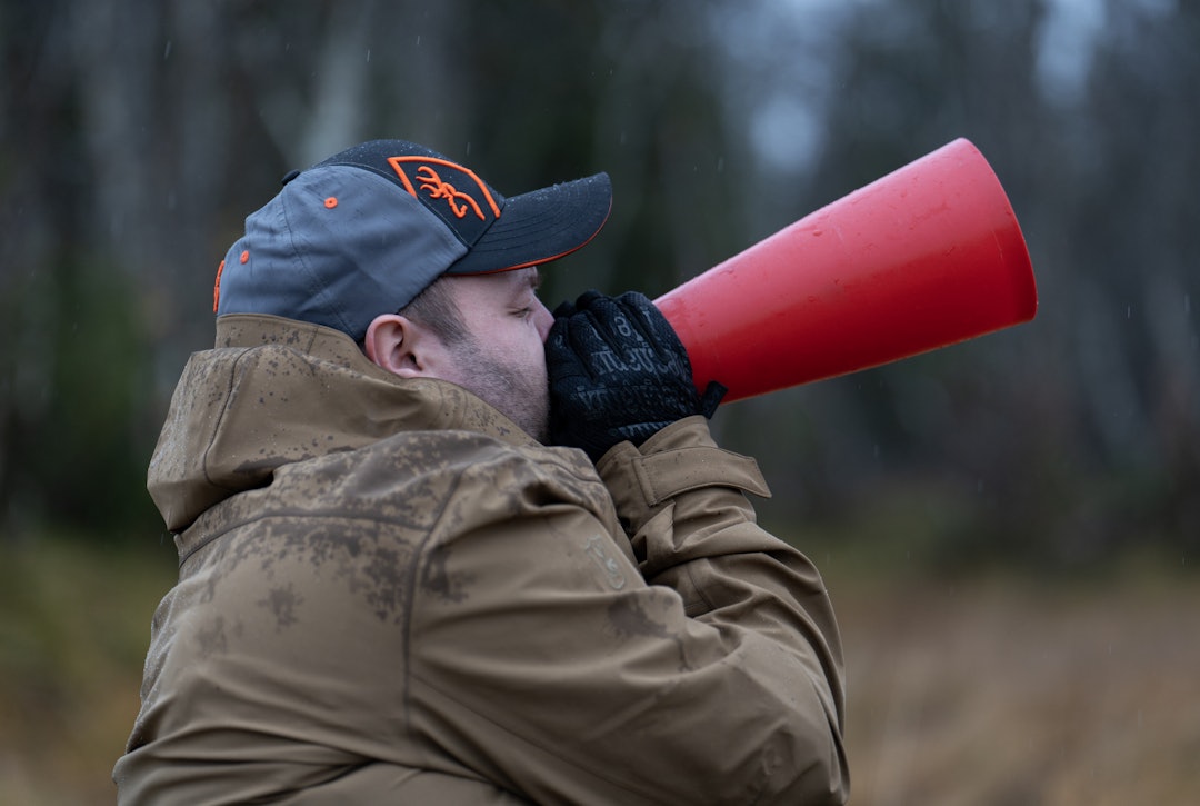 FAVORITTJAKTA: Lokkejakt er favorittjakta til den ivrige elgjegeren, som sitter stille i skogen og lokker. I snitt skyter Steffen Johansen en elg på lokk i året. FAVORITTJAKTA: Lokkejakt er favorittjakta til den ivrige elgjegeren, som sitter stille i skogen og lokker. I snitt skyter Steffen Johansen en elg på lokk i året.