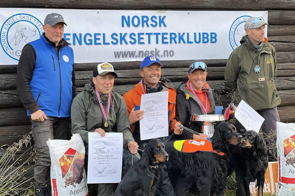 GULL-JUBEL: GS-laget med Robert Aas (t.v), Steinar Eivik og Roger Hermanstad (t.h) kunne slippe jubelen løs da NM-gullet var sikret. Holmtjønnas Cikk Zakk og Odd Ture Wang var reserver på laget. Foto: Privat GULL-JUBEL: GS-laget med Robert Aas (t.v), Steinar Eivik og Roger Hermanstad (t.h) kunne slippe jubelen løs da NM-gullet var sikret. Holmtjønnas Cikk Zakk og Odd Ture Wang var reserver på laget. Foto: Privat