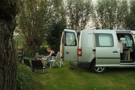 NY VAN: Fien og kjæresten Viktor Näslund brukte imponerende kort tid på å bygge om deres hjem for sommeren. Foto: Viktor Näslund. Fien van Zwieten