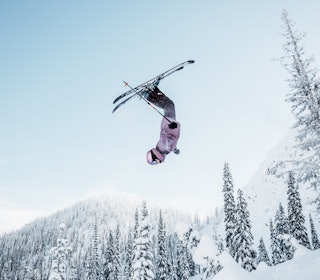 GJØR DET SJØL: Fien vet best sjøl hvordan man flipper - ingen mansplaining ønsket. Fien van Zwieten backflip
