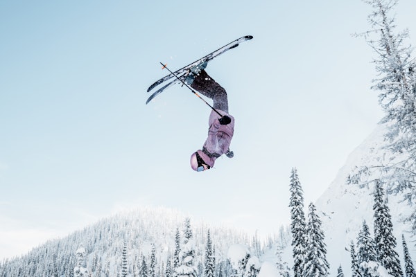GJØR DET SJØL: Fien vet best sjøl hvordan man flipper - ingen mansplaining ønsket. Fien van Zwieten backflip