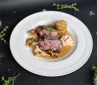VILT GODT: Hjortenakke laget med sous vide-metoden, servert med skogsopp, sjalottkrem og elegante Anna-poteter. Foto: Christer Rognerud Hjortenakke sous vide