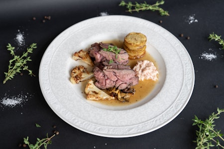 VILT GODT: Hjortenakke laget med sous vide-metoden, servert med skogsopp, sjalottkrem og elegante Anna-poteter.  Foto: Christer Rognerud Hjortenakke sous vide
