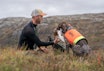 VET FOR LITE: Forskerne mener vi trenger økt kunnskap for å vite om jakttrykket på lirype og skogsfugl er innenfor bærekraftige rammer. Foto: Christer Rognerud jeger med fuglehund og rype høst