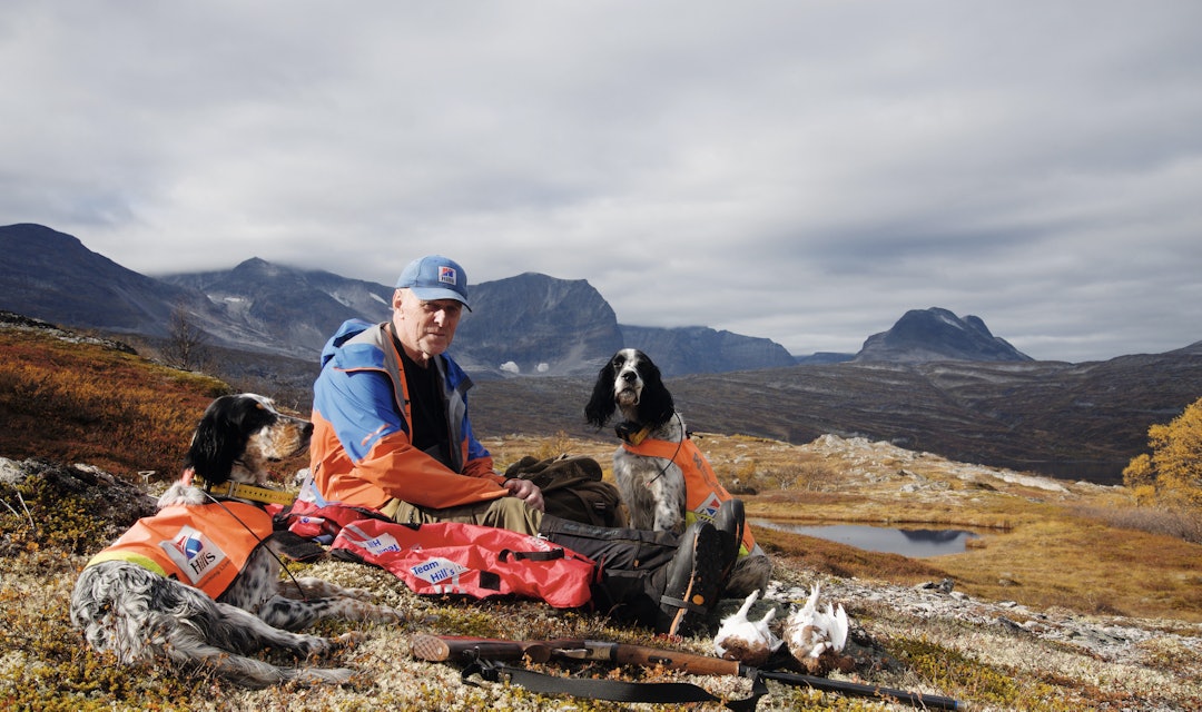 HVIL: Midt på dagen er det pause. Først skal hundene ha mat, det er Hans Jørgen nøye på, etterpå er det hans tur. Foto: Nils-Olav Talgøy HVIL: Midt på dagen er det pause. Først skal hundene ha mat, det er Hans Jørgen nøye på, etterpå er det hans tur. Foto: Nils-Olav Talgøy