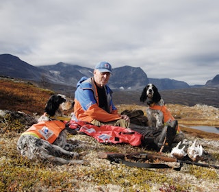 HVIL: Midt på dagen er det pause. Først skal hundene ha mat, det er Hans Jørgen nøye på, etterpå er det hans tur. Foto: Nils-Olav Talgøy HVIL: Midt på dagen er det pause. Først skal hundene ha mat, det er Hans Jørgen nøye på, etterpå er det hans tur. Foto: Nils-Olav Talgøy