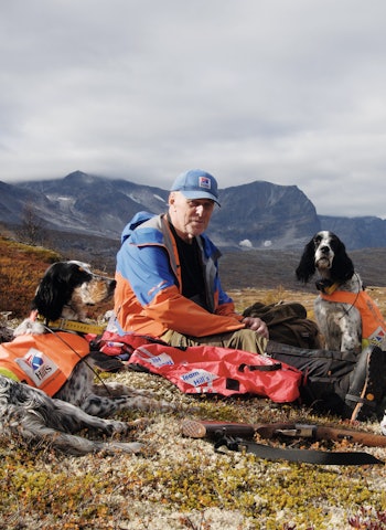 HVIL: Midt på dagen er det pause. Først skal hundene ha mat, det er Hans Jørgen nøye på, etterpå er det hans tur. Foto: Nils-Olav Talgøy HVIL: Midt på dagen er det pause. Først skal hundene ha mat, det er Hans Jørgen nøye på, etterpå er det hans tur. Foto: Nils-Olav Talgøy