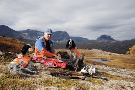 HVIL: Midt på dagen er det pause. Først skal hundene ha mat, det er Hans Jørgen nøye på, etterpå er det hans tur. Foto: Nils-Olav Talgøy HVIL: Midt på dagen er det pause. Først skal hundene ha mat, det er Hans Jørgen nøye på, etterpå er det hans tur. Foto: Nils-Olav Talgøy