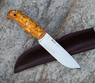 HELLE NORDLYS FG: En lett og presis jaktkniv med fulltang-konstruksjon, masurbjørkskaft og blad i rustfritt 12C27-stål. Foto: Jo Stenersen HELLE NORDLYS FG: En lett og presis jaktkniv med fulltang-konstruksjon, masurbjørkskaft og blad i rustfritt 12C27-stål. Foto: Jo Stenersen