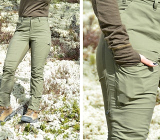 SOMMERTUREN: Fjällräven Abisko Hybrid Trail Trousers er en lett og funksjonell turbukse som også passer godt til jakt på varme dager. Foto: Linda Døsen Stubsveen SOMMERTUREN: Fjällräven Abisko Hybrid Trail Trousers er en lett og funksjonell turbukse som også passer godt til jakt på varme dager. Foto: Linda Døsen Stubsveen