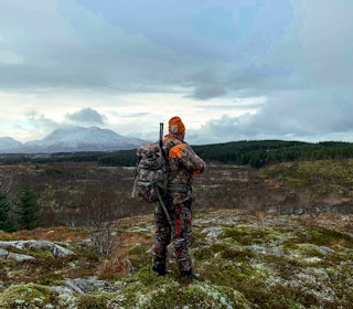 RÅDYRELDORADO: Christer Øveraas ser etter rådyr i drevet. I bakgrunnen ser vi Trollvasstinden, Vegas høyeste fjell. RÅDYRELDORADO: Christer Øveraas ser etter rådyr i drevet. I bakgrunnen ser vi Trollvasstinden, Vegas høyeste fjell.
