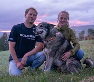 GODT LAG: Ole Ivar og Kristine har fått fram en sjelden lydig og allsidig jakthund i jämthunden Pjolter. I tillegg har han et veldig godt gemytt, både ovenfor folk og andre hunder, og ikke minst en veldig god familiehund. Foto: Christer Rognerud pjolter jakthund familie