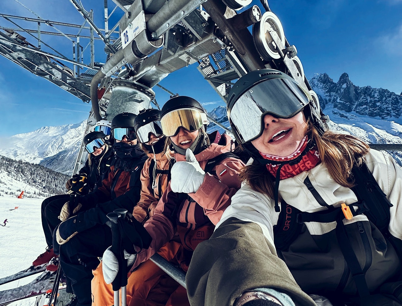 SOSIALT: I Cham vil du finne mange likesinnede. Foto: Privat skijenter i chamonix