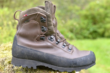 Alfa Impact 2.0 A/P/S er en kraftig fjellsko som er solid laget. Alt ved denne skoen kan repareres eller byttes ut, inklusive Gore Tex-membran og såle. Alfa Impact 2.0 A/P/S fjellsko eller jaktstøvel test 2025