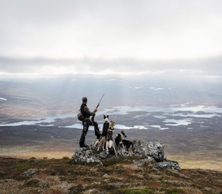 EVENTYRER: Bengt-Are Barstad har tilbragt over 2.000 dager sammenhengende i norsk natur. Sammen med huskyene sine – Kaospatruljen – lever han et liv som nomade og uteligger, tett på villmarken han kaller hjem. Foto: Christer Rognerud EVENTYRER: Bengt-Are Barstad har tilbragt over 2.000 dager sammenhengende i norsk natur. Sammen med huskyene sine – Kaospatruljen – lever han et liv som nomade og uteligger, tett på villmarken han kaller hjem. Foto: Christer Rognerud