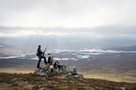 EVENTYRER: Bengt-Are Barstad har tilbragt over 2.000 dager sammenhengende i norsk natur. Sammen med huskyene sine – Kaospatruljen – lever han et liv som nomade og uteligger, tett på villmarken han kaller hjem. Foto: Christer Rognerud EVENTYRER: Bengt-Are Barstad har tilbragt over 2.000 dager sammenhengende i norsk natur. Sammen med huskyene sine – Kaospatruljen – lever han et liv som nomade og uteligger, tett på villmarken han kaller hjem. Foto: Christer Rognerud