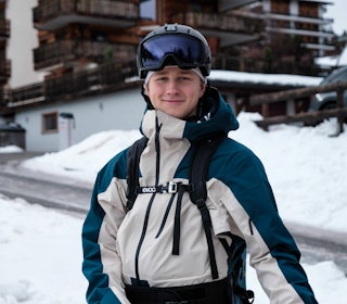 ENESTE NORSKE DELTAGER: Andreas Bakke (20) er - foreløpig - den eneste norske kjøreren som har fått plass i tidenes første FIS-VM i frikjøring i Andorra i februar. Foto: Privat mann med skiklær, hjelm og skibriller