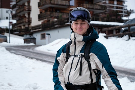 ENESTE NORSKE DELTAGER: Andreas Bakke (20) er - foreløpig - den eneste norske kjøreren som har fått plass i tidenes første FIS-VM i frikjøring i Andorra i februar. Foto: Privat mann med skiklær, hjelm og skibriller