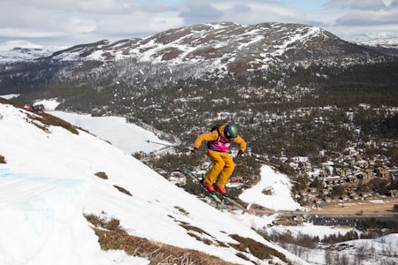 LEMONSJØEN: Skisenteret ved Vågå i Gudbrandsdalen har fostret noen av verdens beste frikjørere og vært vertskap for en drøss frikjøringskonkurranser. Nå er anleggets fremtid usikker. Her er Håkon Plassen i aksjon under junior-freeriden i april i år. Foto: Tore Meirik gutt som hopper på ski