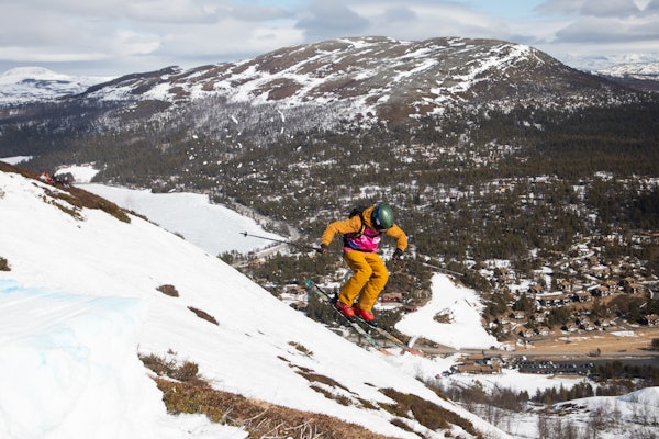 LEMONSJØEN: Skisenteret ved Vågå i Gudbrandsdalen har fostret noen av verdens beste frikjørere og vært vertskap for en drøss frikjøringskonkurranser. Nå er anleggets fremtid usikker. Her er Håkon Plassen i aksjon under junior-freeriden i april i år. Foto: Tore Meirik gutt som hopper på ski