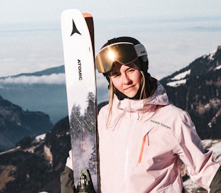 ETT STEG OPP: Vilde Fimreite har ikke fått VM-plass, men hun er klar for Freeride World Tour Challenger-serien til vinteren. Foto: Privat jente med rosa jakke og ski - Vilde fimreite