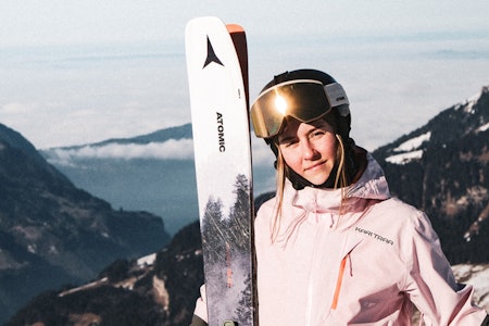 ETT STEG OPP: Vilde Fimreite har ikke fått VM-plass, men hun er klar for Freeride World Tour Challenger-serien til vinteren. Foto: Privat jente med rosa jakke og ski - Vilde fimreite