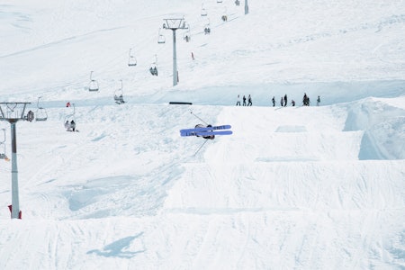 STRYNEFAKTOR: De færreste skisentre er like flinke til å lage morsomheter for ski- og snowboardfolk, uavhengig av om det er sommer eller vinter. Foto: Simon Sjøkvist/ Strynefestivalen stryn sommerski