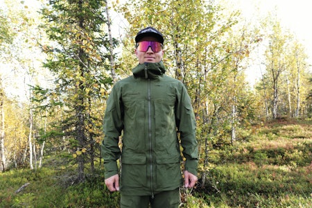 MÅLESTOKKEN: En kraftig skalljakke i toppsjiktet, med suveren slitestyrke, romslig passform og solid værbeskyttelse – et trygt valg for jegeren som krever det beste. Foto: Markus D. Holmer MÅLESTOKKEN: En kraftig skalljakke i toppsjiktet, med suveren slitestyrke, romslig passform og solid værbeskyttelse – et trygt valg for jegeren som krever det beste. Foto: Markus D. Holmer