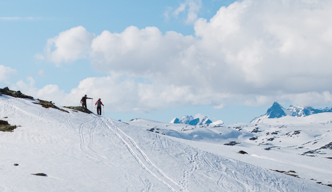SKIENE FOR DE STOREOPLEVELSENE: Randoneeski er skiene som sikrer deg de største skiopplevelsene i store fjell. Her får du vite alt du trenger om de mest allsidige skiene for topptur. Bildet er fra testing i Jotunheimen. Foto: Sigurd Ekeli Grimsby to skiløpere i fjellet